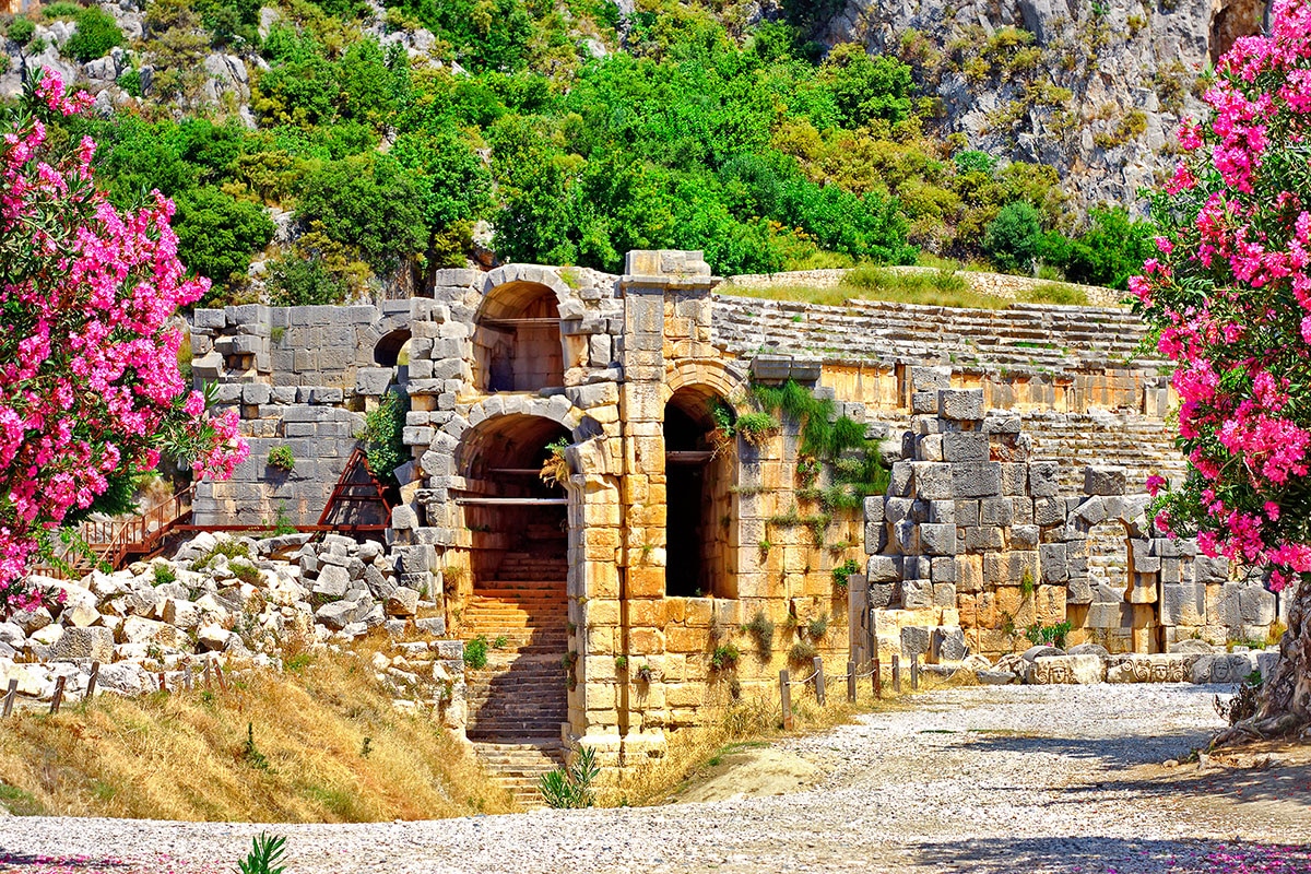Ancient-columns-in-Hierapolis,-Pamukkale,-Turkey